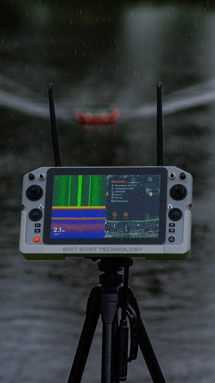 Mando Skydroid G30 en trípode mostrando el ecograma junto al agua