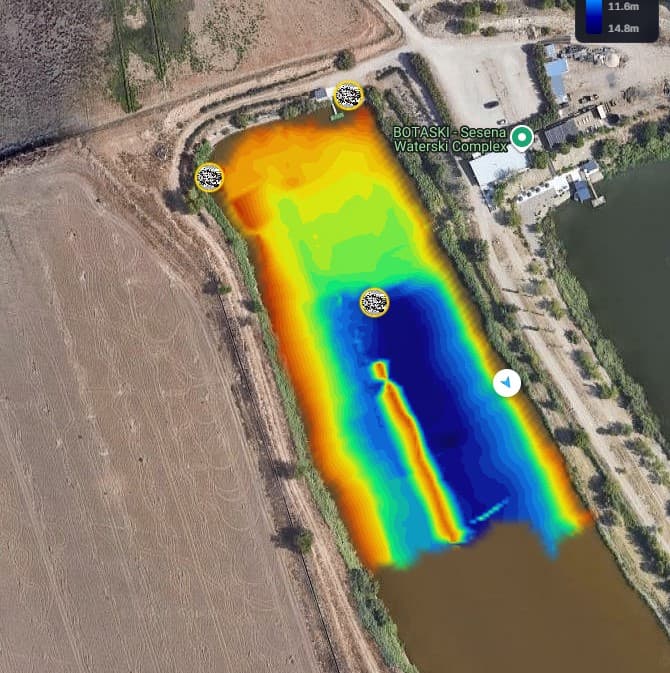 Mapa batimétrico 2D generado por Horizon sobre la vista satélite de un embalse, con capas de color por profundidad y puntos marcados